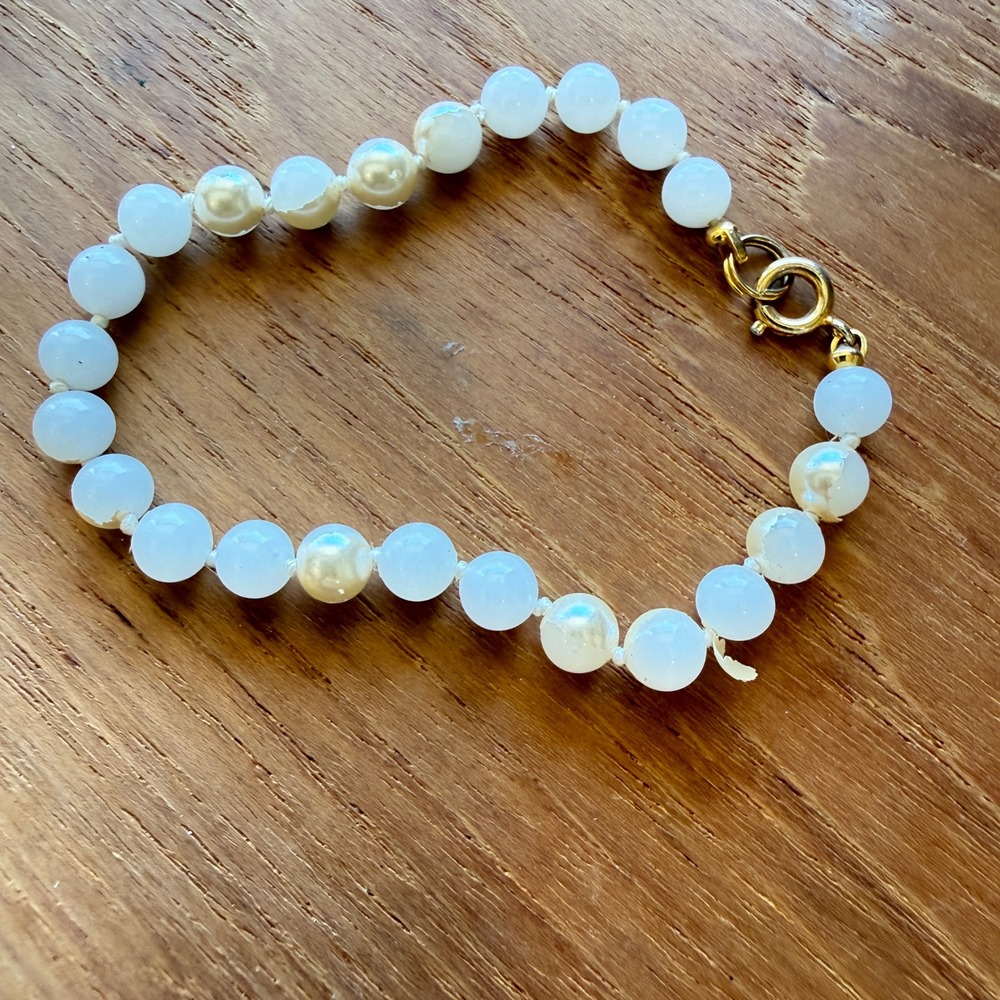 White Chalcedony and Pearl Beaded Bracelet Gold Tone Spring Ring Clasp Hand-Knot